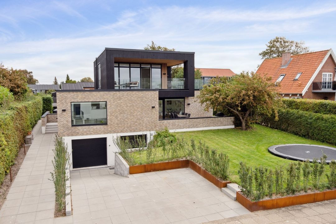 Ejendomsmæglerne Hansen & Thoft præsenterer: Nedsat pris på villa med spektakulær udsigt i Hasseris!