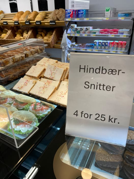 Min Købmand Nr. Felding sælger 4 hindbærsnitter fra Sevel Bageri for 25 kr