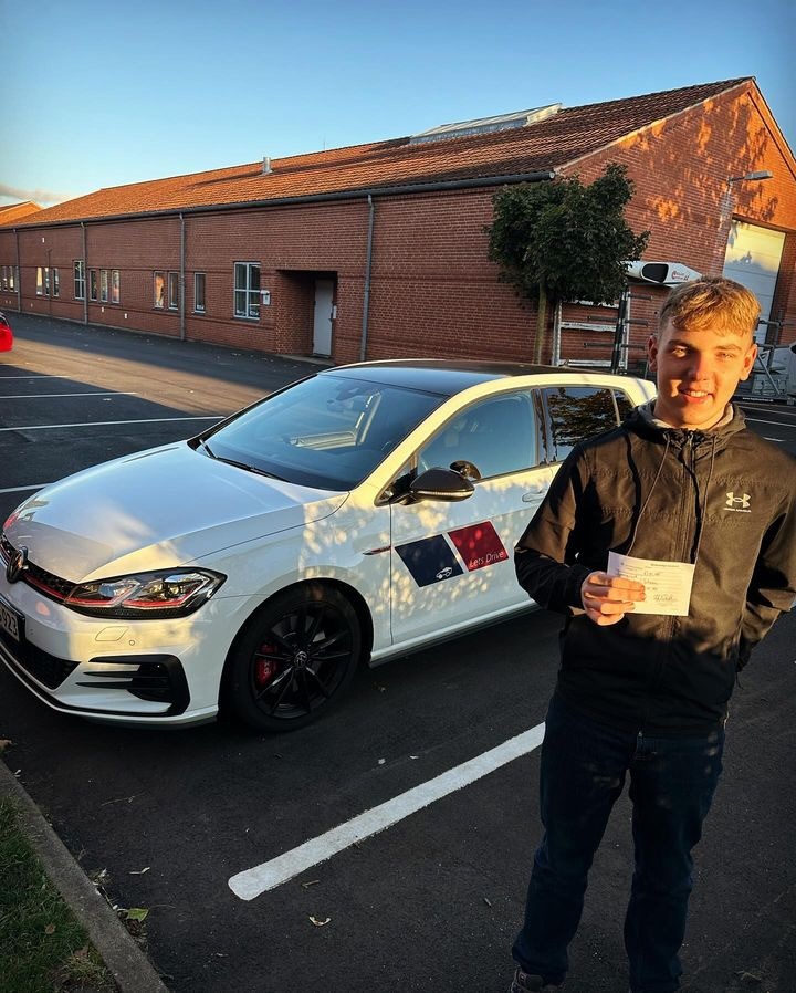 Lets Drive fejrer Rasmus' nye kørekort og ønsker ham held og lykke i fremtiden