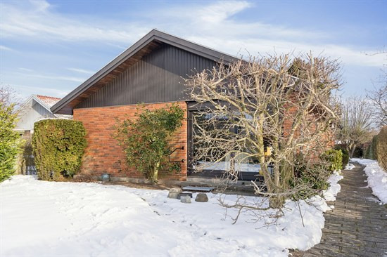 Mellemvangsvej 11 og 1 anden boliger er kommet til salg denne uge i Espergærde - se boligerne her.