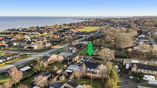 Hyggelig villa med havkig, skøn have og god indretning – tæt på Sæby Havn og børnevenlig strand