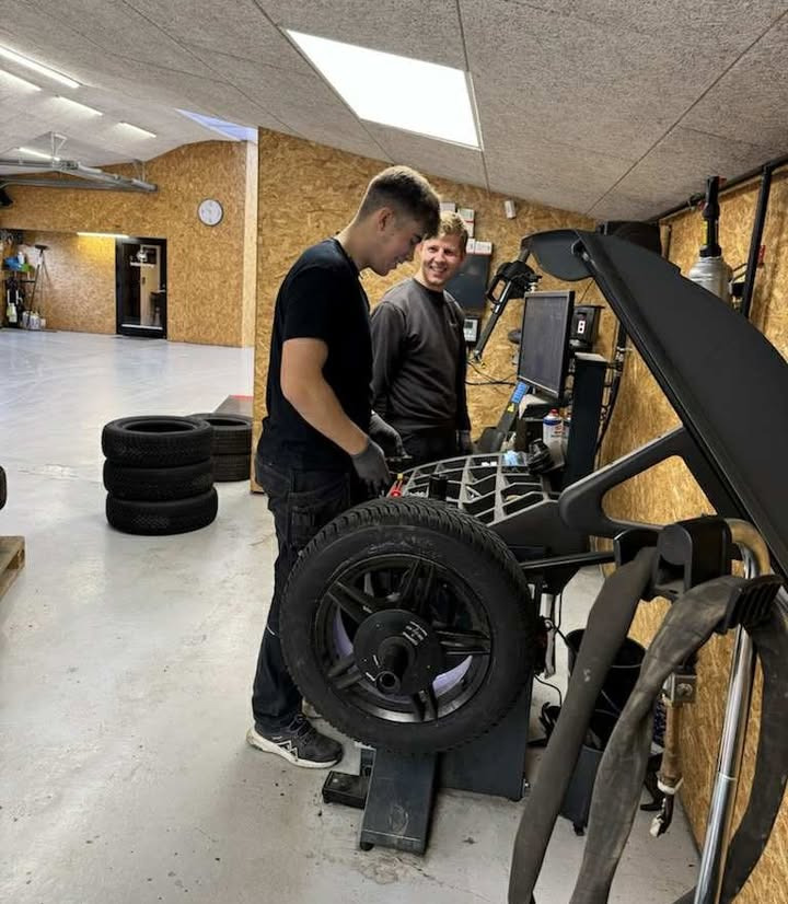 Autotekniker Kim Skytthe byder velkommen til praktikant Tobias i denne uge