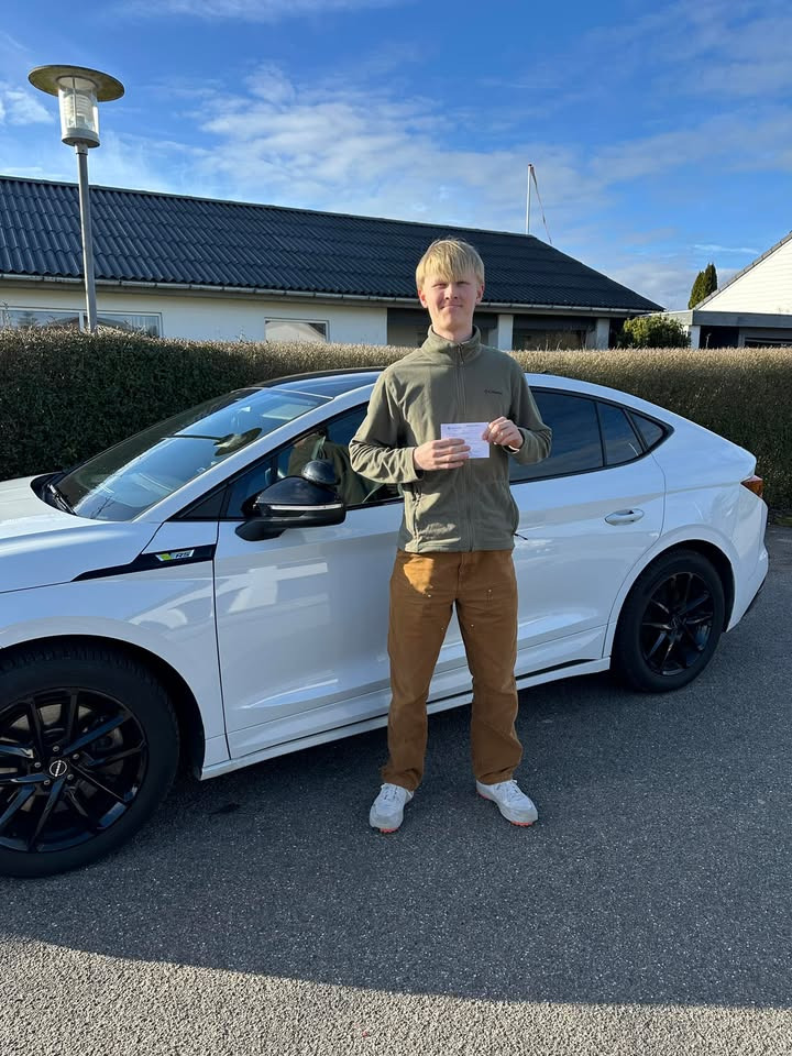 Frisdal Køreskole I/S fejrer Adam Sumborgs succes med teoriprøve og køreprøve i første forsøg