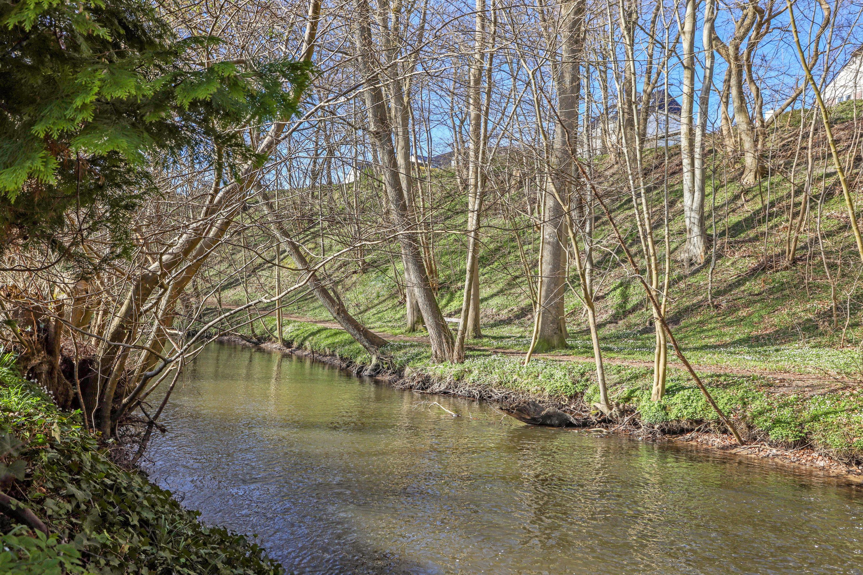 Mulighedsrig villa på unik grund med en af Sæbys længste å-strækninger