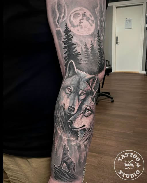 Tattoo Studio 96 Aarhus viser black & grey-tatovering med ulve, skov og fuldmåne