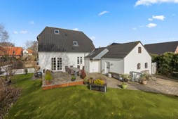 Indbydende murermestervilla med charme og moderne komfort