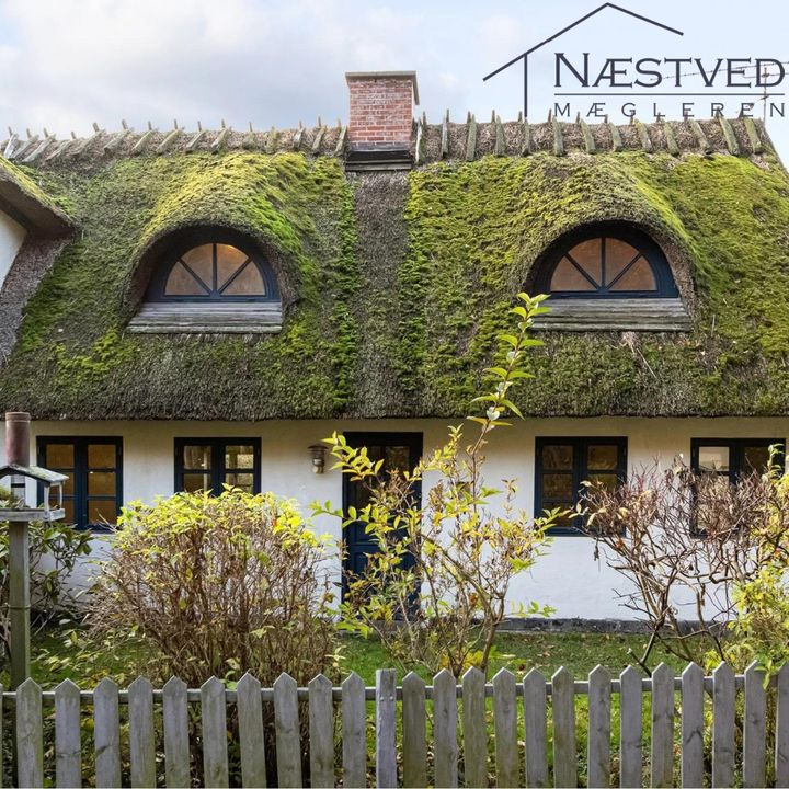 Charmerende landhus til salg ved skov og marker hos Næstved Mægleren ApS
