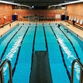 Svømmeaktiviteter for børn og voksne i Helle Hallen