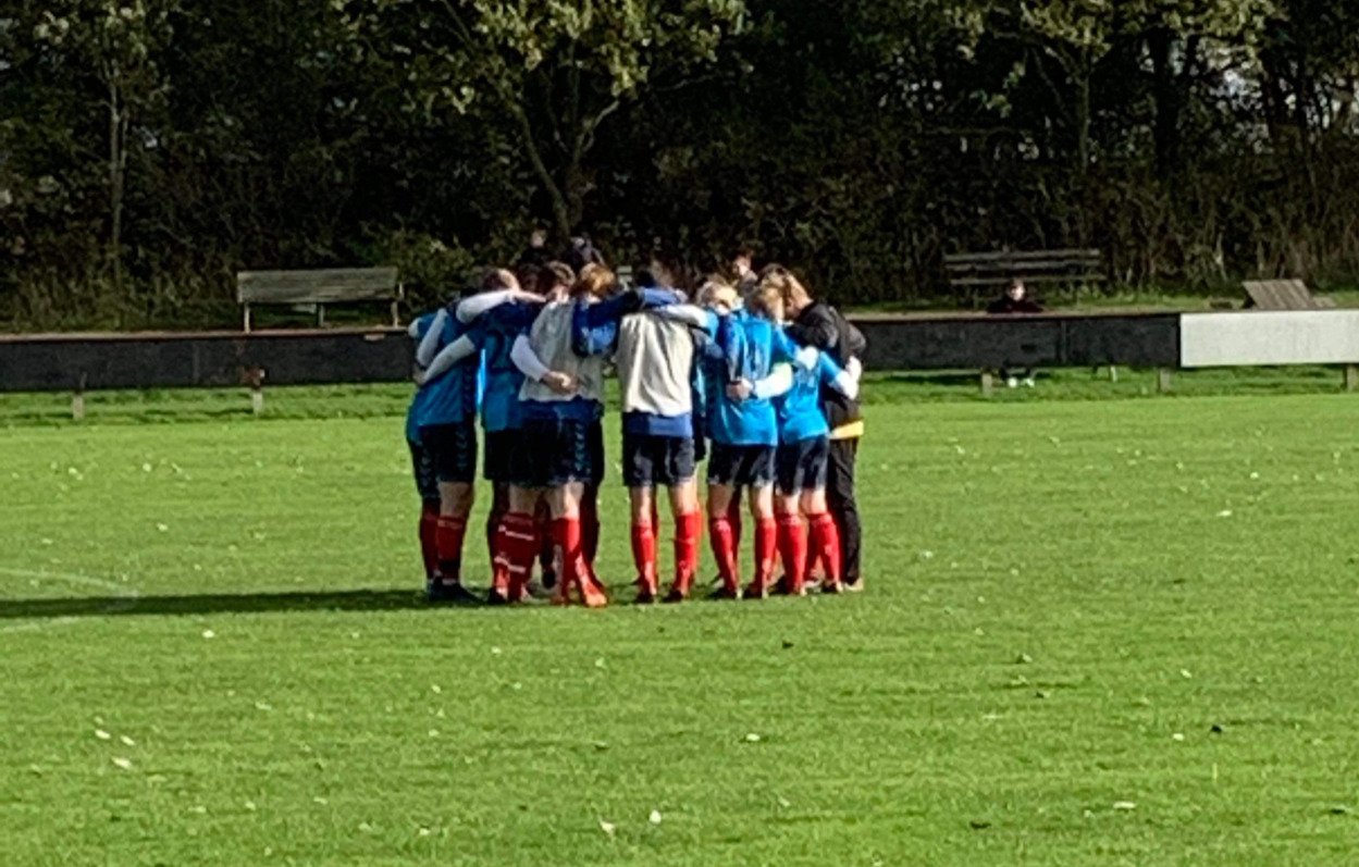 Roland-hattrick bringer håb om førstepladsen for Holstebro