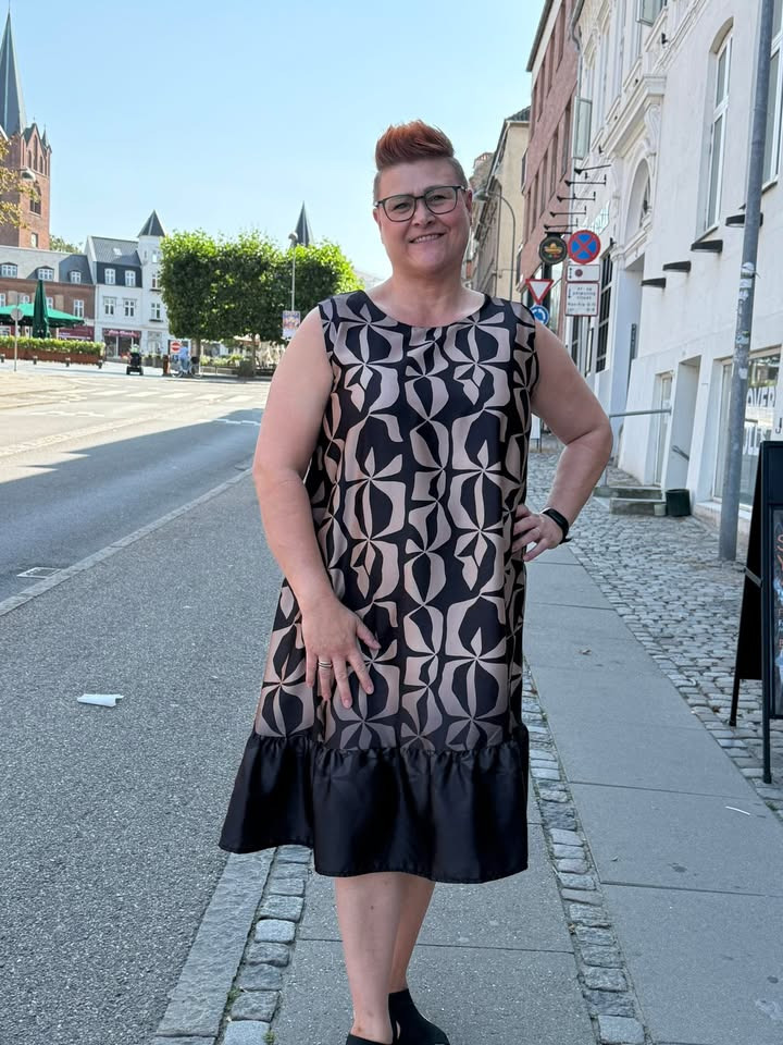 Only Curves præsenterer elegant kjole i sort og champagne