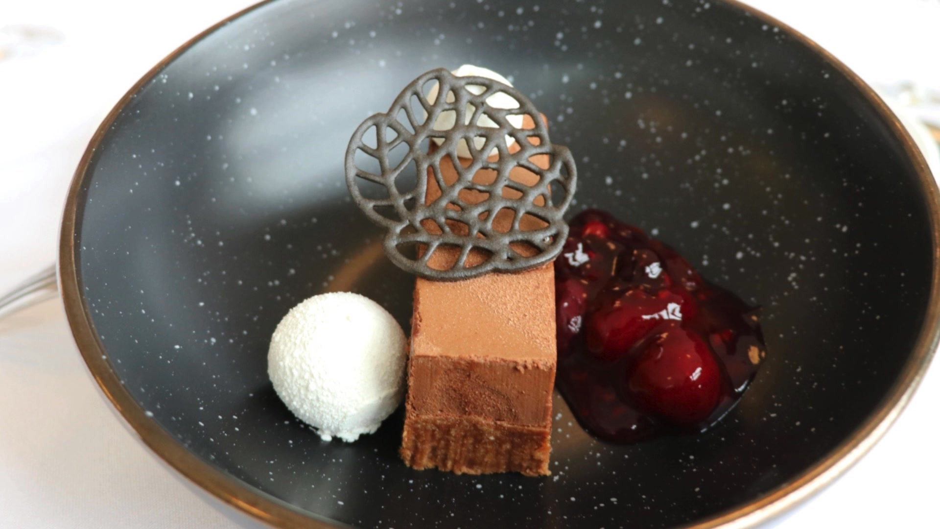 Den Brændende Kærlighed præsenterer eksklusiv nytårsmenu 2024 for både voksne og børn