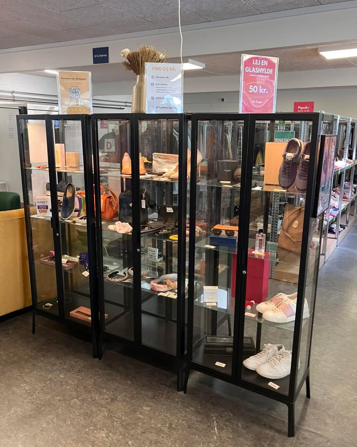 2HandStore tilbyder billigt leje af glashylder og stande til dine varer