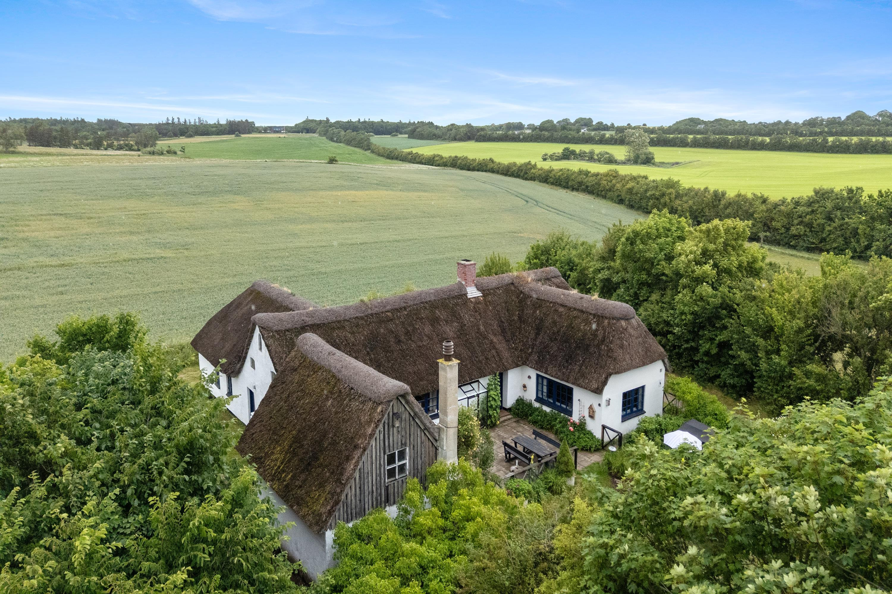 Idyllisk landsted i Mjallerup med 1,9 HA jord og storslået udsigt til mark, eng og skov