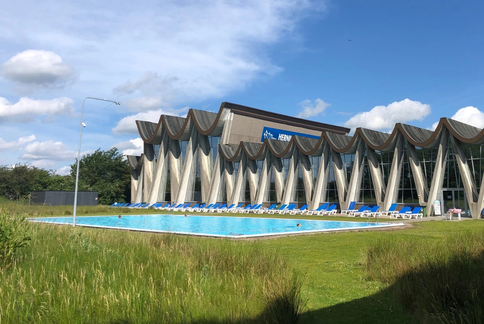 Herning Svømmehal tilbyder et væld af faciliteter for hele familien