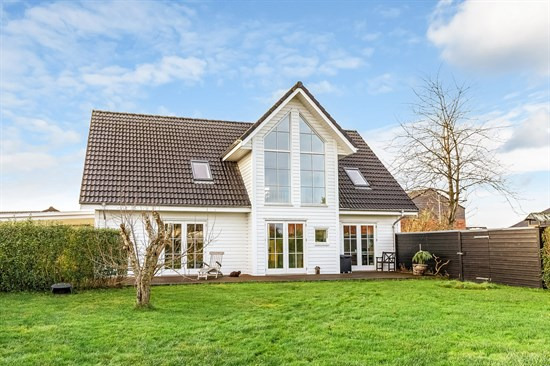 Flot villa fra 2010 beliggende attraktivt og børnevenligt i hyggelige Nr. Bjert