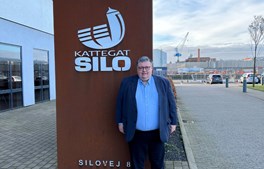 Claus behandler dit sommerhus, som var det hans eget