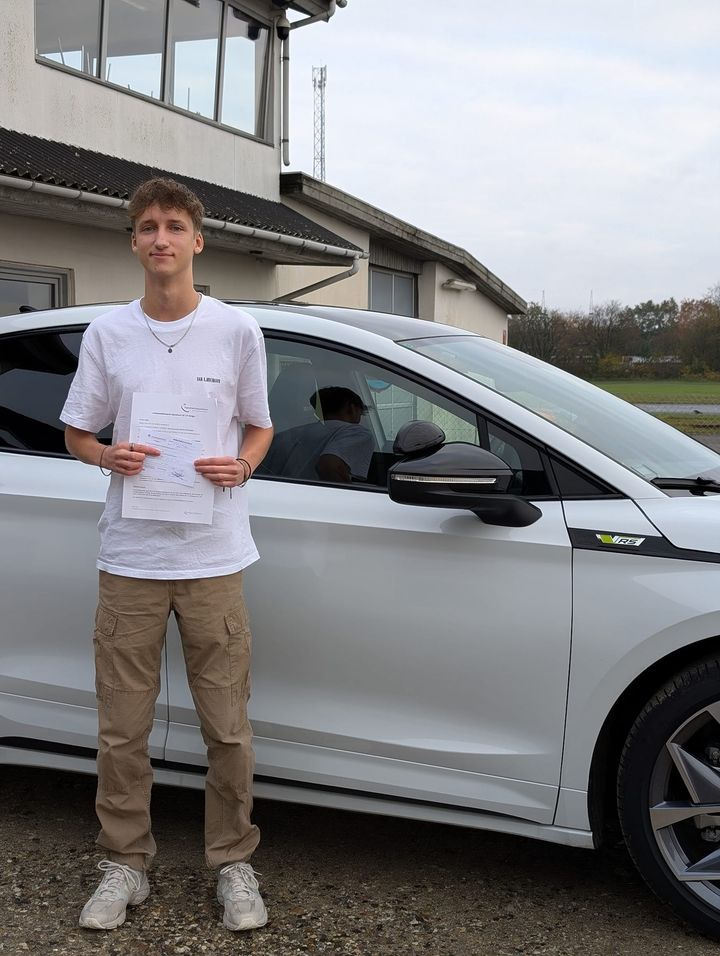 Frisdal Køreskole I/S fejrer Noah Øgaard Klüwers flotte køreprøve debut