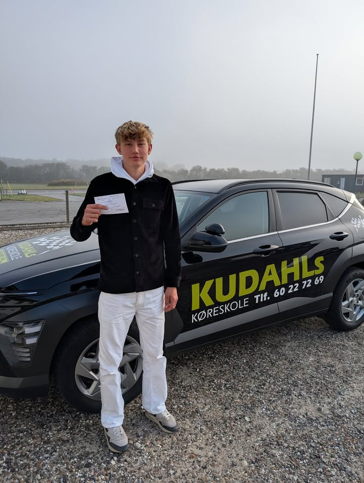 Kudahls Køreskole fejrer Jacob som Danmarks mester og ny kørekortholder