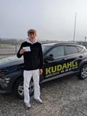 Kudahls Køreskole fejrer Jacob som Danmarks mester og ny kørekortholder