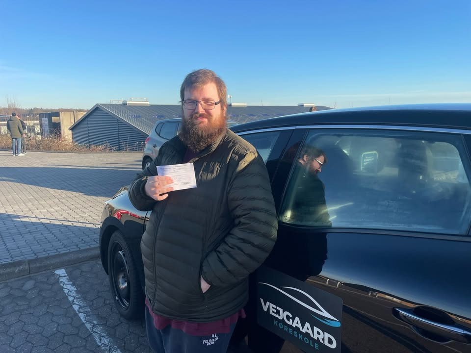 Lars består begge prøver i første forsøg hos Vejgaard Køreskole v/Morten Rode