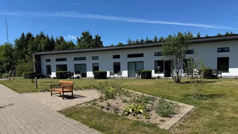 Nye demensvenlige udearealer og moderne lokaler styrker trivsel på Plejecenter Glesborg