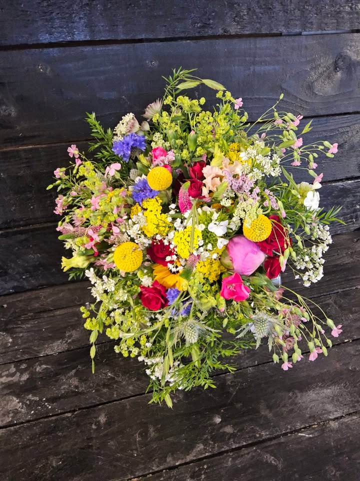 Flore Vida fejrer brudeparret med en farverig buket til havebrylluppet i weekenden