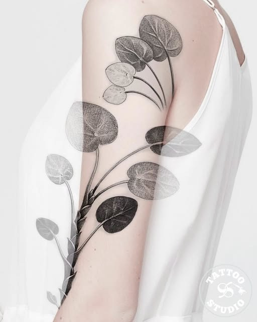 Tattoo Studio 96 Aalborg viser botanisk tattoo-design af Elnur