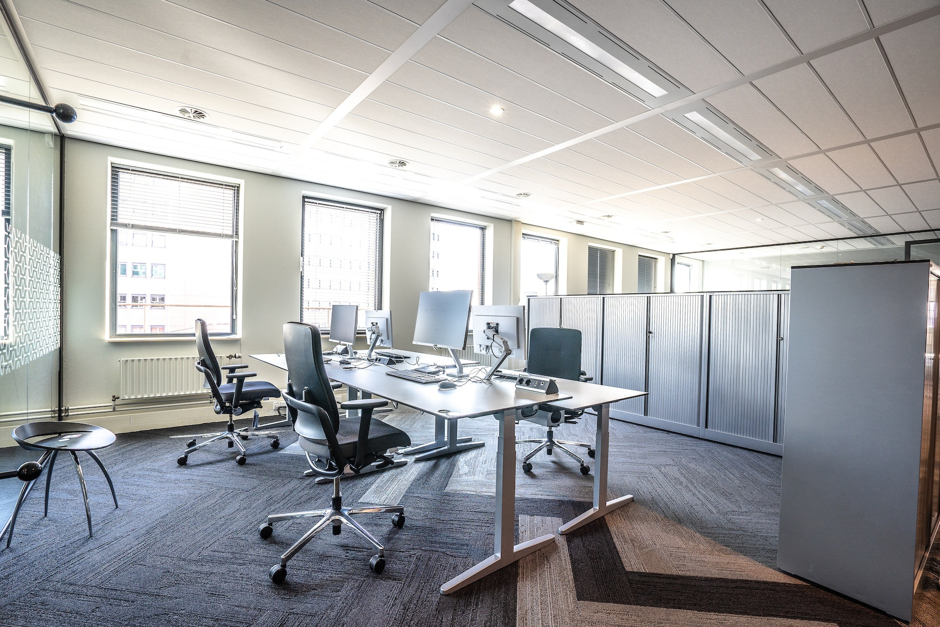 Skab et roligere kontormiljø med skærmvægge