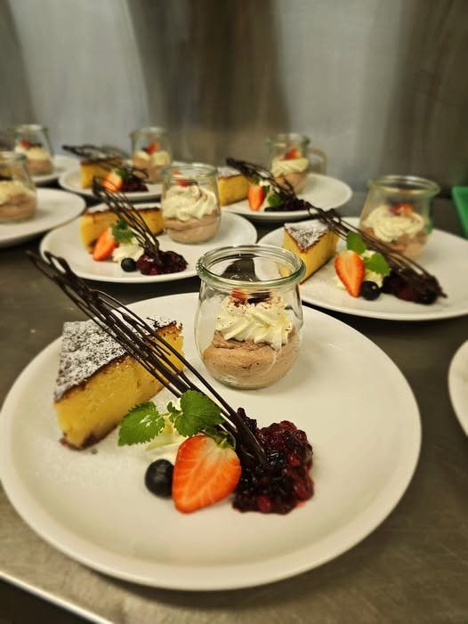 Vesløs Kro præsenterer ugens menuer med stegt flæsk og søndagsbuffet