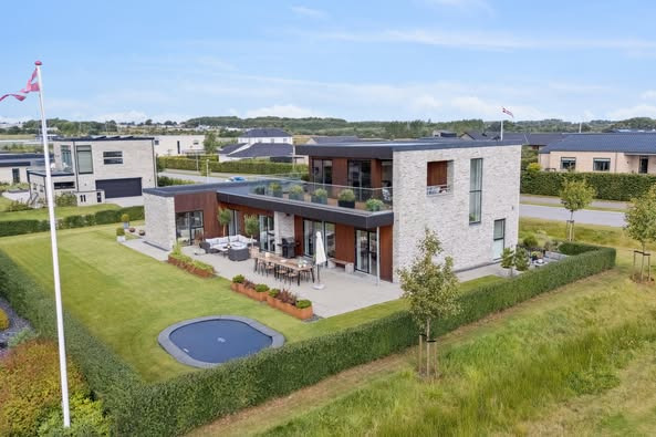 John Frandsen Herning præsenterer moderne luksusvilla i Tjørring