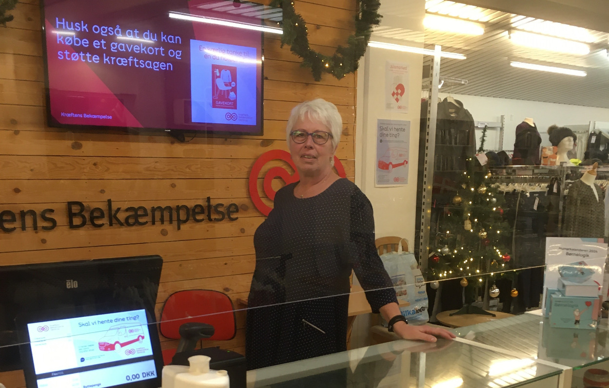 Janni hækler og strikker for kræftsagen