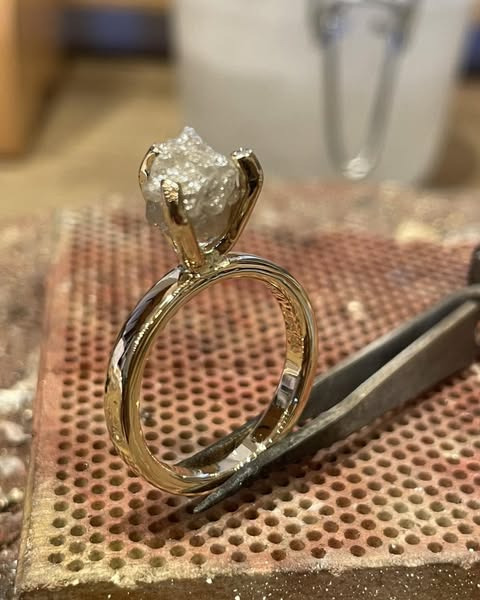 Guldsmed Lütken forvandler arveguld til unik ring med rådiamant