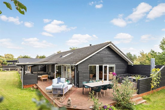 Storkevej 48 og 1 anden boliger er kommet til salg denne uge i Korsør - se boligerne her.