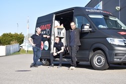 ”Elskerinden” tager farvehandlerens fritid