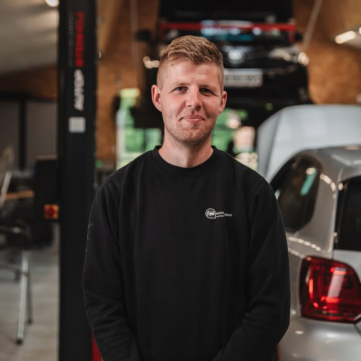 Autotekniker Kim Skytthe fortæller om manden bag værkstedet