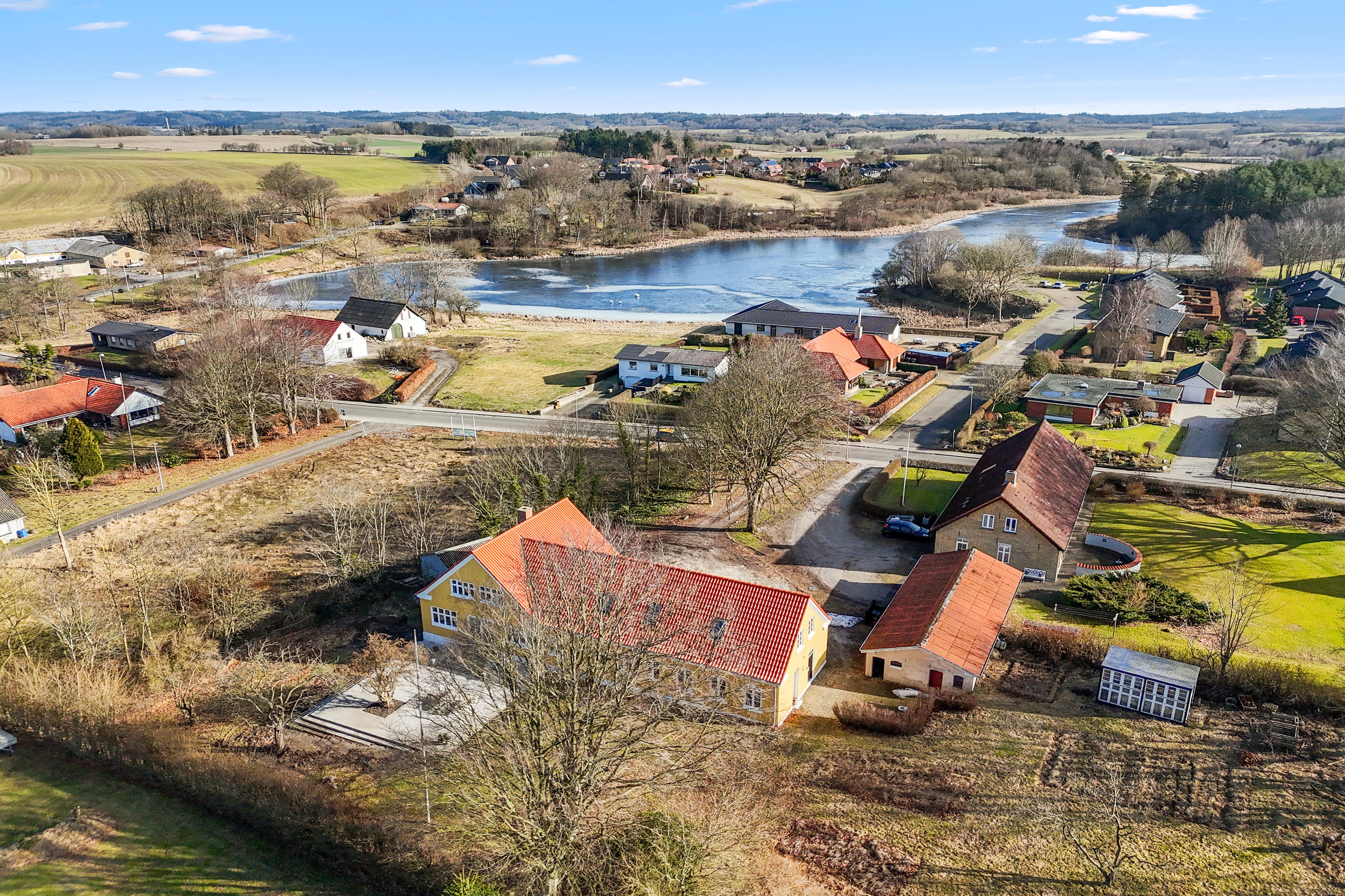 Møllebrovej 11 og 3 andre boliger er kommet til salg denne uge i Hjallerup - se boligerne her.