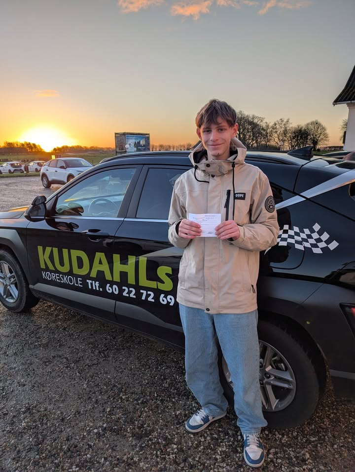 Kudahls Køreskole fejrer Thomas' nye kørekort som decembergave