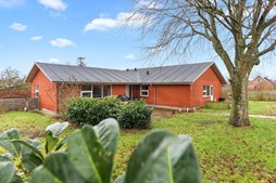 Mæglerhuset annoncerer prisnedsættelse på familievenlig villa i Uggerhalne