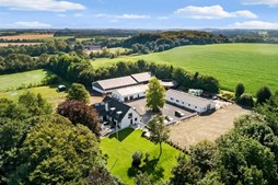 John Frandsen Herning præsenterer eksklusiv liebhaverejendom til hesteelskere i Hammerum