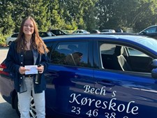 Bech's Køreskole ønsker Miriam Andersen tillykke med kørekortet og tilbyder nye hold i oktober og november