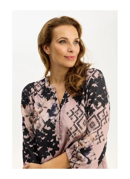 Søndagsshopping hos Skott Aalborg med tilbud på smuk bluse