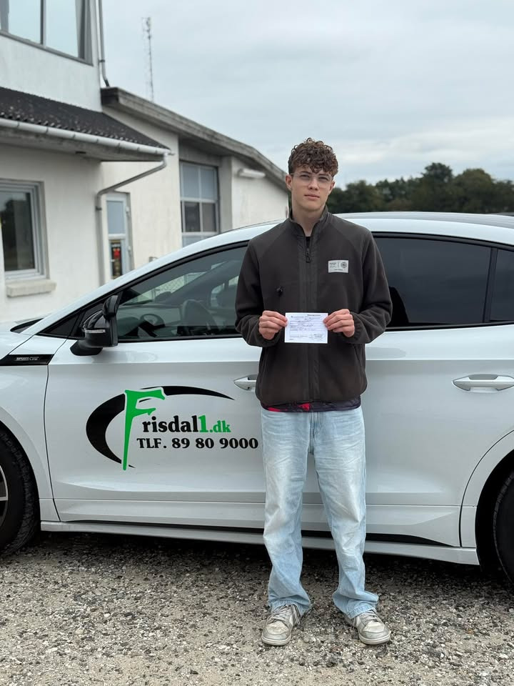 Frisdal Køreskole I/S fejrer Mikkels perfekte køreprøve og sender kørerlærer på ferie