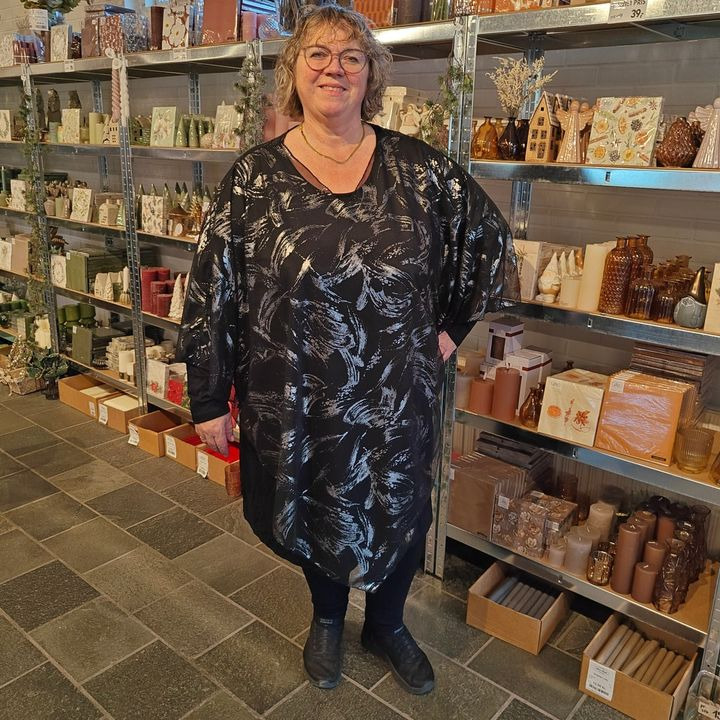 Elins butik takker for fødselsdagshilsener og præsenterer Studio-kjole med to looks