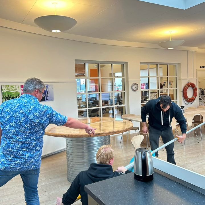 ArbejdsmiljøEksperten: Henrik giver dessinerne under forberedelse til støjmåling