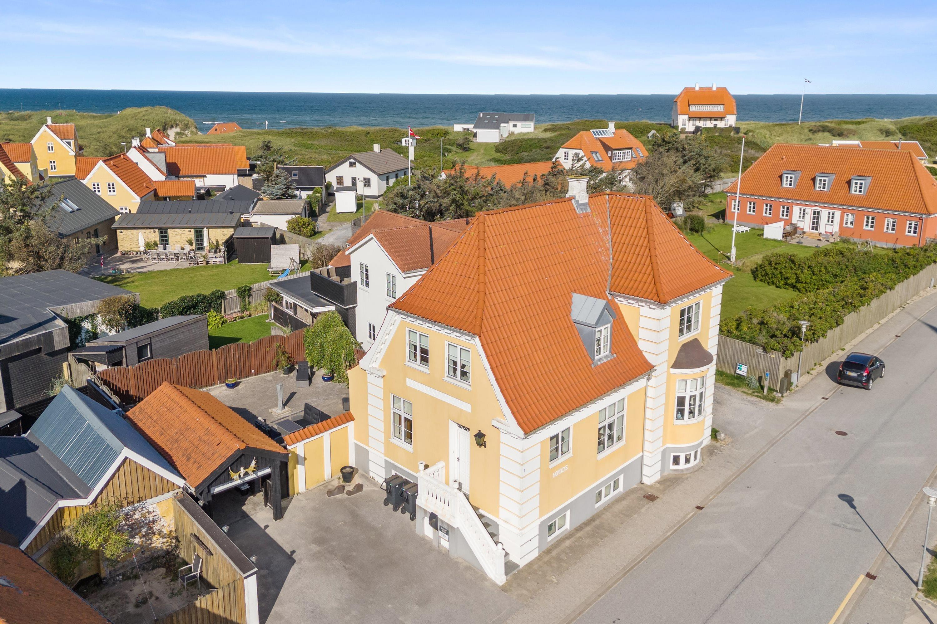 Unik villa med et generøst boligareal centralt i Løkken