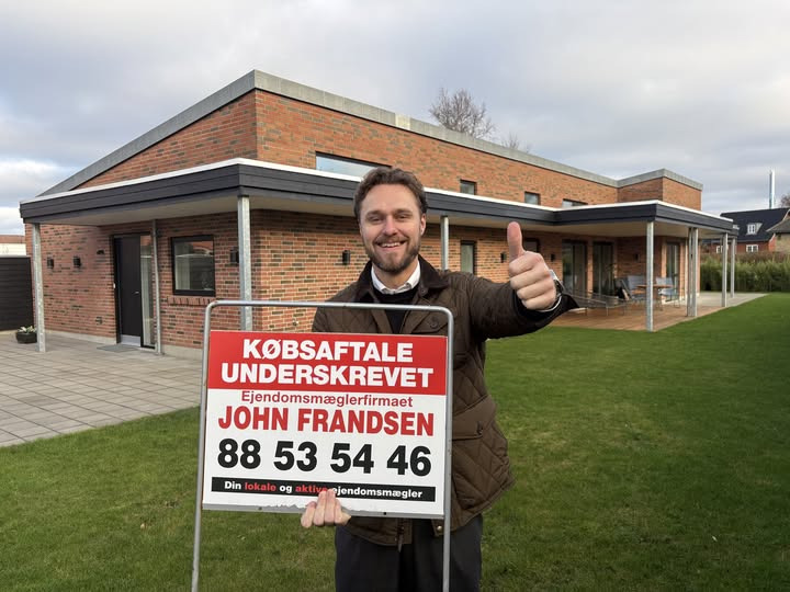 John Frandsen Herning underskriver købsaftale på Nørholmvej 14 i Herning