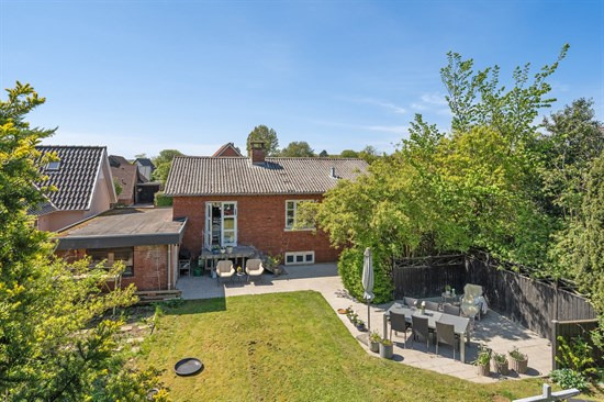 Velholdt villa med eventyrlig have og 166 etagemeter