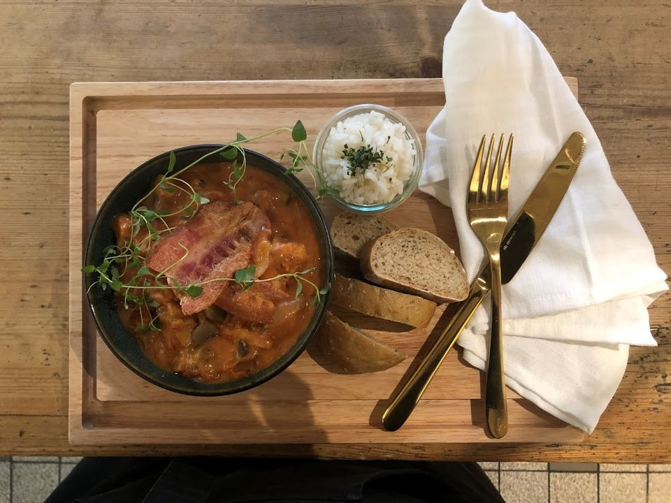 Helles Køkken ApS tilbyder mørbradgryde med tilbehør til 100 kr. fredag den 4. oktober