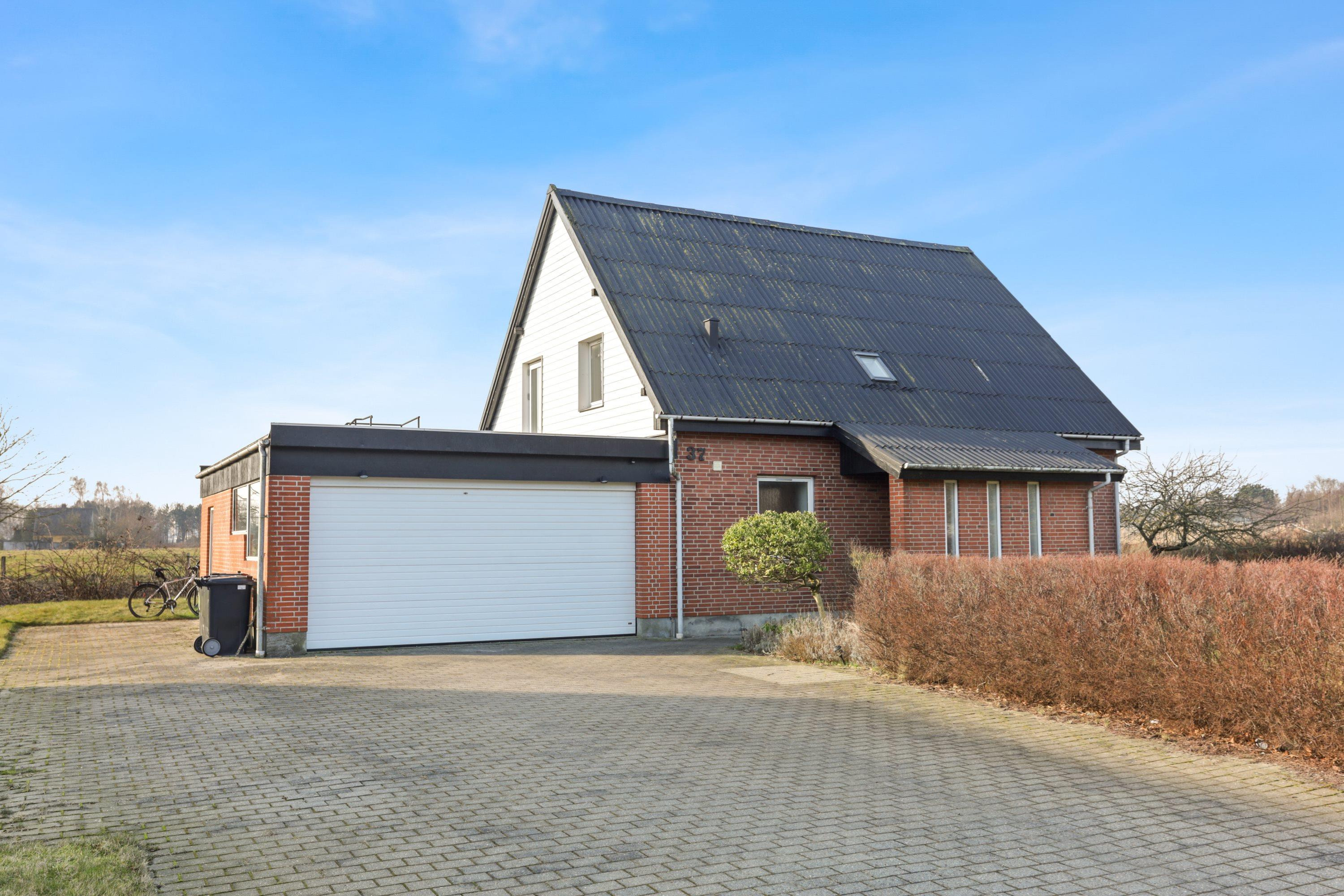 Rummelig villa med fjordkig og naturskøn beliggenhed i Nørresundby