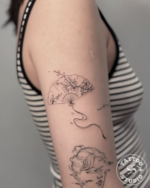 Tattoo Studio 96 Aalborg viser fine line-tatovering med poetisk touch